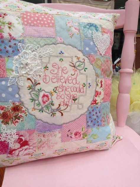 Vintage Hankies, Cottage Inspiration, Bantal Sofa, Pretty Pillow, Pink Chair, Patchwork Pillow, Embroidery Transfers, Old Quilts, Sewing Pillows