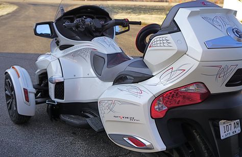 2014 Can Am Spyder rts custom striping by Vital Signs Verona WI by Mark Kramer Can Am Spyder Accessories, Canam Spyder, Three Wheel Electric Scooter, Three Wheel Motorcycles, Harley Davidson Trike, Bike Toy, Car Bar, Electric Motorbike, Can Am Spyder