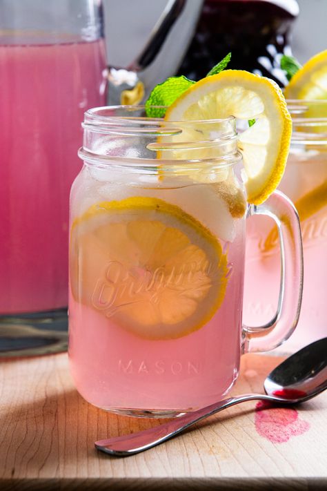 Easy Pink Lemonade Recipe Pink Strawberry Lemonade, Pink Lemonade Drink, Spring Lemonade, Drinks Lemonade, Pink Lemonade Recipe, Rasberry Lemonade, Pink Lemonade Recipes, How To Make Pink, Lemon Juice Uses