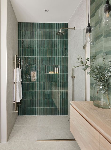 Luxury Bathroom Interior Design Modern, Modern Boho Bathroom, Green Tile Bathroom, Green Backsplash, Bathroom Interior Design Modern, Green Tiles, Small Bathroom With Shower, Bathroom Color Schemes, Bathroom Ceiling