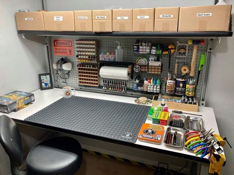 Home Office Workbench, Workshop Home Design, Hobby Desk Ideas, Work Shop Desk, Hobby Desk Organization, Diy Office Setup At Home, Gaming Craft Room, Workshop Desk Ideas, Painting Desk Ideas