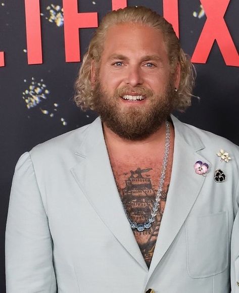 Fred Leighton в Instagram: «We say Look at Jonah Hill, who rocked a 1920’s aquamarine bead and pearl necklace and antique flower brooches with a gorgeous Gucci powder…» Fred Leighton, Jonah Hill, Aquamarine Beads, Casual Black, Cropped Trousers, So Cool, Black Tshirt, Aquamarine, Brooches