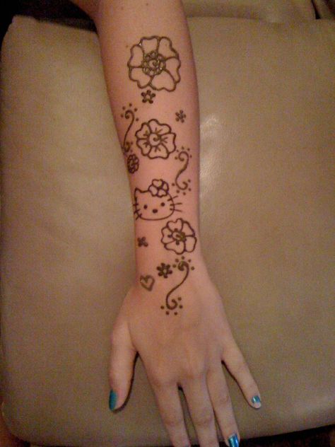 Henna Designs Hello Kitty, Henna Hello Kitty, Hello Kitty Henna, Mendhi Patterns, Cute Henna Tattoos, Pretty Henna, Cute Henna, Heena Design, Henna Ideas