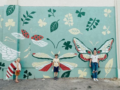 Wedding Mural Painting, Interactive Mural Wall, Easy School Murals, Mural Painting Aesthetic, Best Murals In The World, Preschool Mural Ideas, Interactive Murals Street Art, Exterior Mural Wall, School Mural Ideas Outdoor