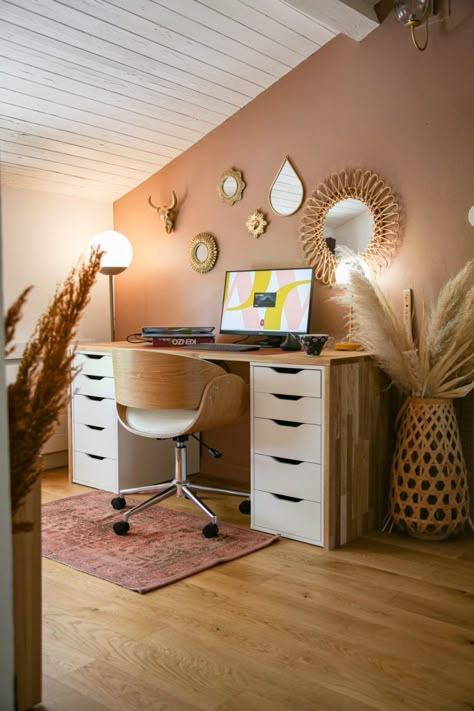 Ikea Hack : astuce pour aménager un coin bureau - Casa la Forêt Desk Top Ideas, Diy Bureau, Office Guest Bedroom, Cozy Home Office, Loft Room, Diy Ikea, Kallax Ikea, Inspire Me Home Decor, Ikea Diy