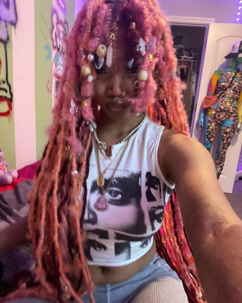 Afro Punk Art, Butterfly Locs Bangs, Half And Half Color Locs, Jade Braids With Bangs, Colorful Braided Hairstyles, Alternative Box Braids, Bugged Out 111, Punk Braids, Cute Box Braids