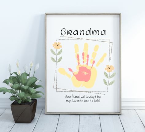 This is a super-sweet gift for Grandma that she will adore! You cannot go wrong with an adorable handprint craft! Just add your child's handprint top of the yellow on in the template! Free printable! :)(For more name options - Mimi, Gigi, Memaw, Nana, Nanny - you can take a look here!) Grandpa Card, Diy Gifts For Grandma, Grandma Crafts, Handprint Gifts, Diy Easter Gifts, Grandmas Mothers Day Gifts, Student Christmas Gifts, Easy Toddler, Birthday Gifts For Grandma