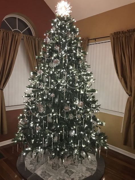 Christmas Tree With Crystal Decorations, Crystal And White Christmas Tree, Crystal Xmas Tree Decorations, White Crystal Christmas Tree, Icecicle Christmas Tree, Crystal Christmas Tree Ideas, Crystal Garland Christmas Tree, Christmas Tree With Crystals, Christmas Tree Crystal Decorations