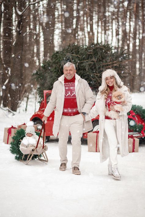 Winter Family Photoshoot, Christmas Poses, Winter Family Photos, Aesthetic Snow, Weather Snow, Christmas Props, Family Christmas Pictures, Winter Photoshoot, Christmas Car