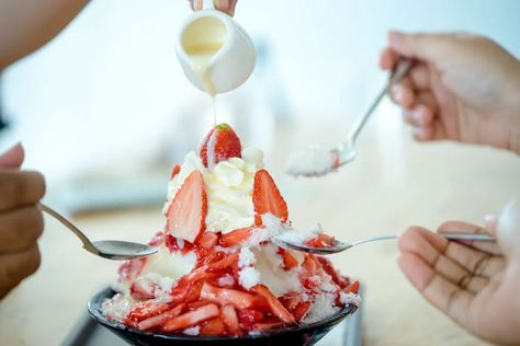 Korean Shaved Ice Recipe, Bingsu Recipe, Korean Shaved Ice, Korean Dessert Cafe, Shaved Ice Dessert, Shaved Ice Recipe, Ice Dessert, Family Dinner Night, Korean Dessert