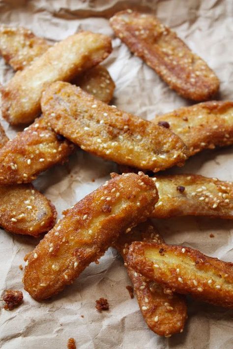 thai banana fritter recipe-SUPER snotty author, but if you want authentic, this is a great recipe Thai Fried Banana Recipe, Fried Banana Recipes, Thai Banana, Lao Food, Banana Fritters, Laos Food, Thai Food Recipes, Thai Desserts, Fried Bananas