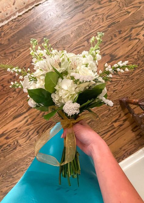 White Bouquet For Prom, Diy Prom Flowers Bouquets, Bouquet For Green Dress Prom, Prom Flowers For Green Dress, Making A Prom Bouquet, Simple Prom Flowers, Green Prom Dress With Bouquet, Flower Bouquet For Green Dress, White Flower Prom Bouquet