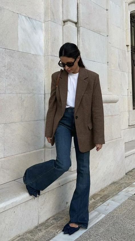 Fall Outfits With Flare Jeans, Simple Office Outfit, Nyc Fall Outfits, Beckham Style, Looks Pinterest, Trench Coat Outfit, Corporate Outfits, Winter Chic, Neue Outfits