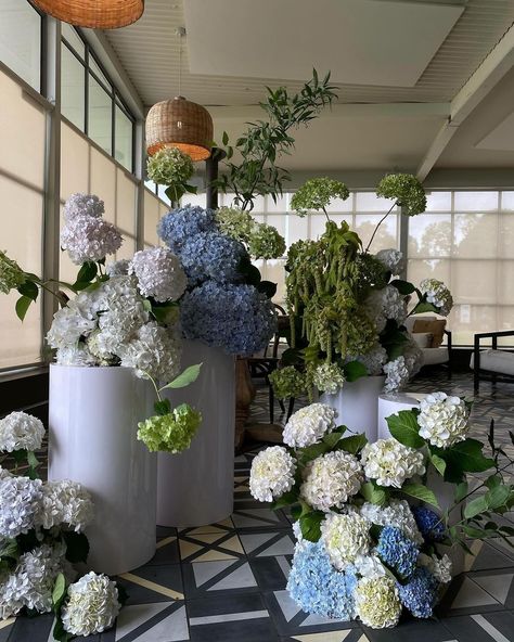 Andrea Sanchez (@thepetaledition) • Instagram photos and videos Hydrangea Wedding Decor, Hydrangea Arrangements Wedding, Green Hydrangea Wedding, Blue Hydrangea Centerpieces, Ice Wedding, Wedding Columns, Blue Flower Arrangements, Blue Hydrangea Wedding, Large Hydrangea