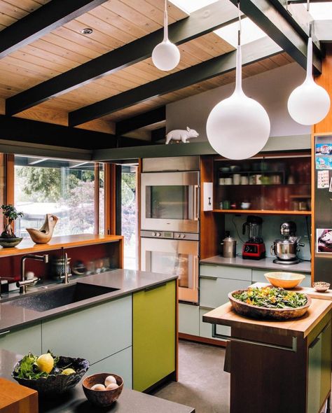 Modern Mid Century Kitchen, Mid Century Kitchen Remodel, Contemporary Houses, Mid Century Modern Kitchen, Mid Century Kitchen, Mid Century Modern House, Kitchen Remodel Idea, Mid Century House, Retro Kitchen