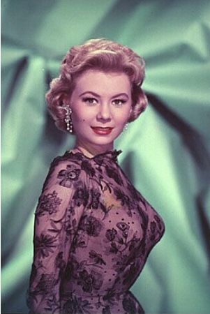 Mitzi Gaynor dressed so elegantly.