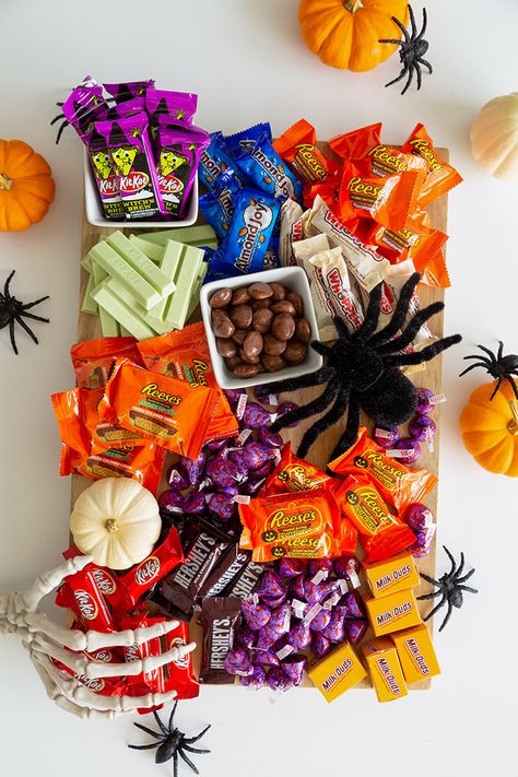 Halloween Candy Bar, Candy Board, Halloween Movie Night, Grazing Board, Fun Halloween Food, Candy Display, Spooky Halloween Party, Fall Fest, Sleepover Ideas