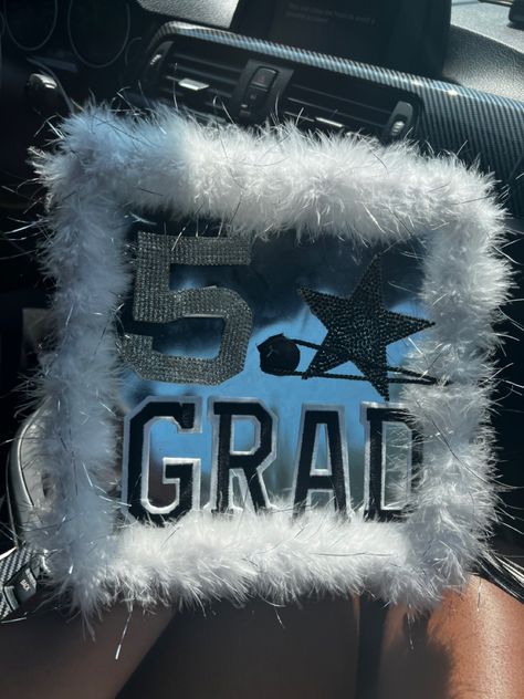 Chrome Hearts Graduation Cap, Crown Graduation Cap, Graduation Cap Ideas High School, Graduation Fits, Graduation Pictures Outfits, Senior 25, Creative Graduation Caps, High School Graduation Pictures, Graduation Cap Ideas