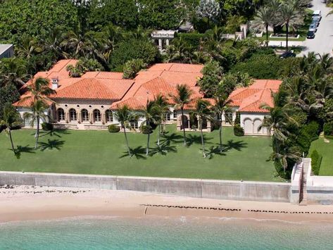 Beach Mansion Exterior, Oceanfront Mansion, Mansion On The Beach, Beach Mansions, Beautiful Mansions, Fabulous Homes, Beach Architecture, New York Townhouse, Stone Archway