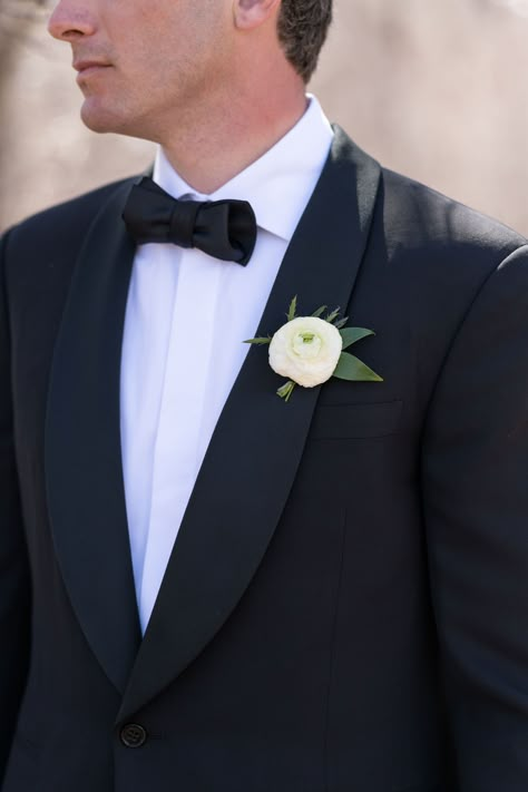 Blush Ranunculus Boutonniere, Minimal Boutonniere, White Ranunculus Boutonniere, White Flower Boutonniere, Boutineer Ideas, Ranunculus Boutonniere, Mens Boutonniere, White Rose Boutonniere, Peach Ranunculus