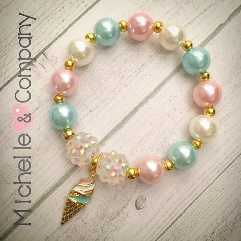 Charm Bracelet Gold, Bubblegum Necklace, Bracelets Handmade Diy, Diy Jewelry Necklace, Bubble Necklaces, Pretty Beads, Kids Bracelets, Beads Bracelet Design, Gold Charm Bracelet