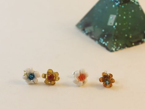 Diy Stud Earrings, Diy Earrings Studs, Awesome Crafts, Seed Bead Flowers, Daisy Studs, Flower Stud Earrings, Daisy Earrings, Small Earrings Studs, Flower Stud