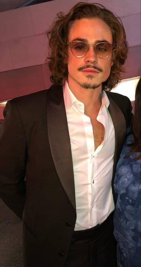 Dacre Montgomery Long Hair, Pretty Men Long Hair, Dacre Montgomery Aesthetic, Darce Montgomery, Wavy Straight Hair, 70s Shag, Straight Hair Highlights, Long Hairstyles For Men, Akali League Of Legends