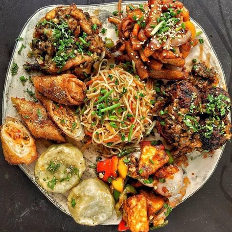 This Chinese Platter had Momos, Chilli Potato, Spring Rolls, Noodles, Manchurian and Chilli Paneer. 📍Hippie Bus, East Delhi @worthytale on insta Chinese Food Board, Chinese Platter Food, Indian Food Platter, Chinese Food Platter, Asian Food Platter, Momos Platter, Indian Veg Dinner Party Menu Ideas, Chinese Platter, Indian Takeout Aesthetic