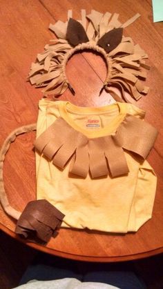 Homemade lion costume...all you need to buy is a t-shirt and felt. Homemade Lion Costume, Lion Costume Diy, Animal Costumes For Kids, Lion King Costume, Lion King Jr, Costume Carnaval, Lion Costume, Diy Costumes Kids, Animal Costumes