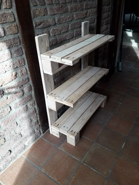 Pallet Tool Storage Diy Projects, Pallet Board Bookshelf, Scrap Wood Shelf Diy, Apartment Shelving Ideas, Pallet Shelves Diy, Pallet Shelf, Diy Wood Pallet Projects, Pallet Storage, Diy Patio Furniture Cheap