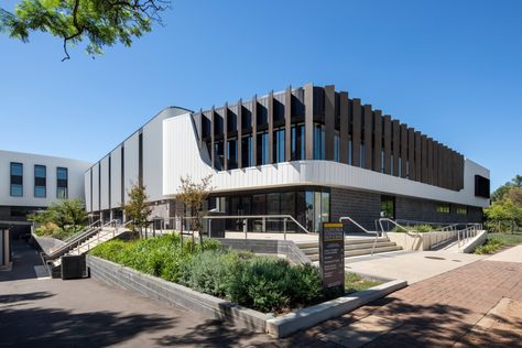 Glenunga International High School Learning Building + Gymnasium - Projects - DesignInc Gymnasium Architecture Design, School Facade Design, Modern School Building, Gymnasium Design, Gym Exterior, High School Architecture, Gymnasium Architecture, School Gymnasium, International High School