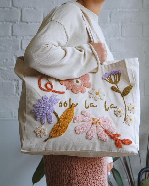 I was one of the guest authors in @juliettemichelet ‘s punch needle book last year and I designed this tote bag which reminds me of spring. What I really like about punch needle embroidery is that you can make functional items. #punchneedle #punchneedleembroidery #punchneedleart #totebags #floraldesign #floralinspiration #springlook #handmadecrafts de Punch Embroidery, Diy Bead Embroidery, Needle Embroidery, Punch Needle Patterns, Craft Punches, Embroidered Tote, Embroidery Bags, Punch Needle Embroidery, Diy Tote Bag