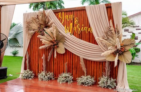 Ruracio Decor, Stage Design Ideas Creative, Wood Panel Backdrop, Traditional Wedding Backdrop, African Backdrop, Diy Garden Decor Projects, Diy Floral Decor, Wedding Background Decoration, Wedding Entrance Decor