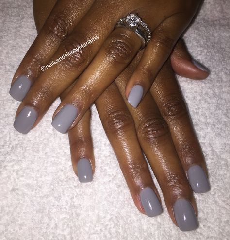 Gray SNS nails Gray Nails On Brown Skin, Fall Manicure And Pedicure Ideas, Fall Nails Grey Shades, Mauve Grey Nails, Grey Nails Black Women, Gray Sns Nails, Grey Sns Nails, Sns Designs Nails, Fall Gray Nails