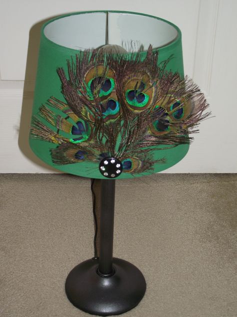 Peacock's Pride - paint old lampshade(watered-down acrylic green)glue on feathers from $2 peacock fan find. $1 base sprayed black. Peacock House Ideas, Peacock Colored Chandelier, Peacock Lampshade, Peacock Feather Lampshade, Peacock Lamp, Peacock Candle, Old Lamp Shades, Peacock Feathers, Lamp Shades