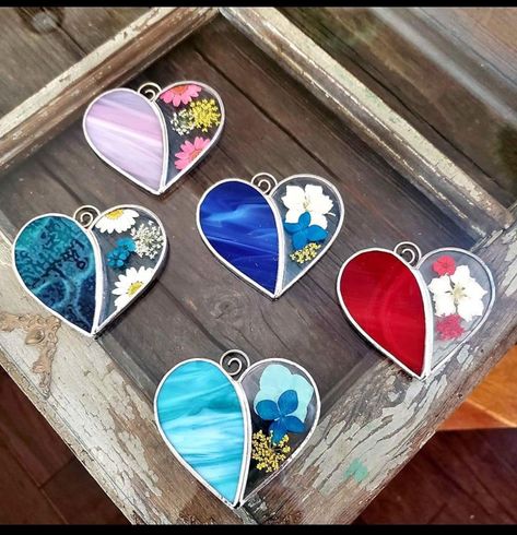 Pressed Flower Suncatcher, Stained Glass Diy Tutorials, Mirror Outside, Stained Glass Heart, Flower Suncatcher, Heart Suncatcher, Flowers Heart, Stained Glass Ornaments, Stained Glass Jewelry