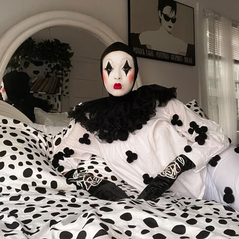 Black Clown Halloween Costume, Hard Halloween Costumes, 80s Clown Makeup, Pierrot Costume Diy, Scary Mime Costume, At Home Clown Costume, Peridot Clown Costume, Mime Costume Aesthetic, Alternative Clown Costume