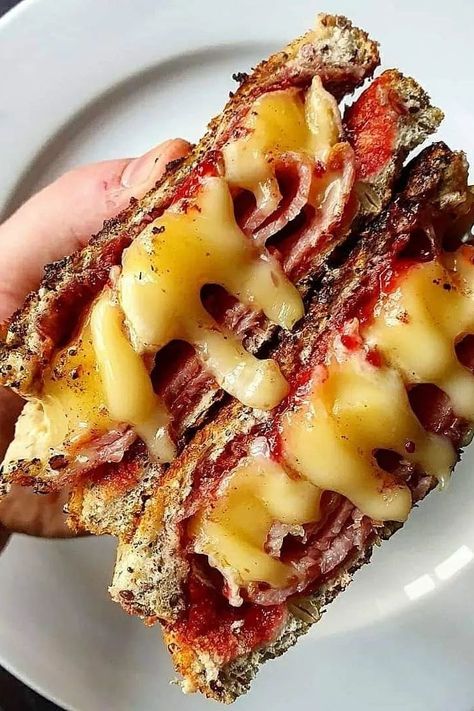 Bacon Brie Sandwich, Smoked Gouda Sandwich, Peameal Bacon Sandwich, Sandwich Ideas Breakfast, Bacon Sandwich Ideas, British Sandwiches, Toasted Sandwich Ideas, Fancy Lunch Ideas, Breakfast Toastie