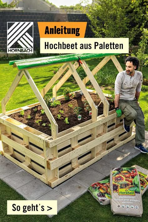 Ein Hochbeet aus Paletten ist eine einfache und kostengünstige Variante zu den klassich gekauften Hochbeeten. Abhängig von Deinem verfügbaren Platz und der Wunschgröße, zeigen wir Dir verschiedene Möglichkeiten, wie Du ein Hochbeet aus Paletten anlegen kannst. Mit einer Überdachung wird Dein Hochbeet sogar zum Minigewächshaus und kann dadurch fast das ganze Jahr genutzt werden. Uredenje Dvorista, Uređenje Dvorišta, Palette Garden, 1001 Pallets, School Garden, Greenhouse Gardening, Garden Crafts, Raised Garden Beds, Raised Garden