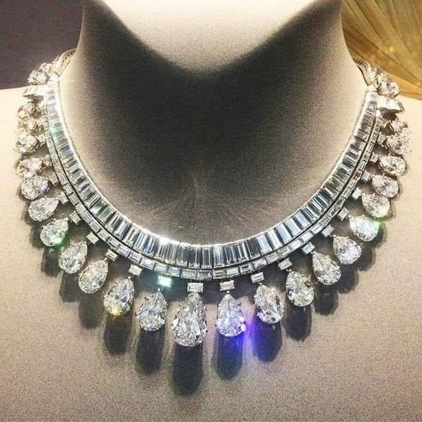 Van Cleef Arpels Necklace, Uncut Diamond Necklace, Bridal Diamond Necklace, Real Diamond Necklace, Expensive Jewelry Luxury, Diamond Necklace Designs, Diamond Necklace Set, Diamond Jewelry Necklace, Diamond Jewelry Designs