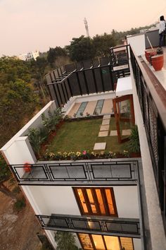 2nd Floor Terrace Design, Open Terrace Decor, Terris Garden Decoration Ideas, 2nd Floor Balcony Ideas, Terrace Sitout, Open Terrace Ideas, Roof Idea, Terrace Grill, Terrace Designs