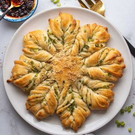 Baked Scallion (Green Onion) Bread - WoonHeng Green Onion Bread, Scallion Bread, Bread Crackers, Vegan Breads, Star Bread, Onion Bread, Scallion Pancakes, Savory Bread, Growing Veggies