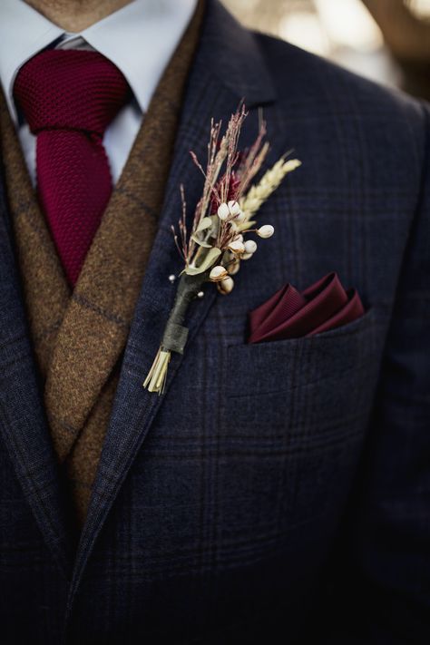 Intimate Bohemian Chic Beach Wedding Inspiration Mens Retro Wedding Suits, Unique Mens Suits Wedding, Winter Wedding Groom Attire, Bohemian Wedding Groom, Bohemian Groom, Boho Boutonniere, Bohemian Chic Wedding, Chic Beach Wedding, Grass Photo