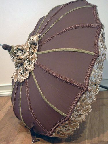 Steampunk parasol Moda Steampunk, Steampunk Gadgets, Mode Steampunk, Steampunk Aesthetic, Steampunk Crafts, Steampunk Wedding, Steampunk Cosplay, Steampunk Diy, Steampunk Accessories