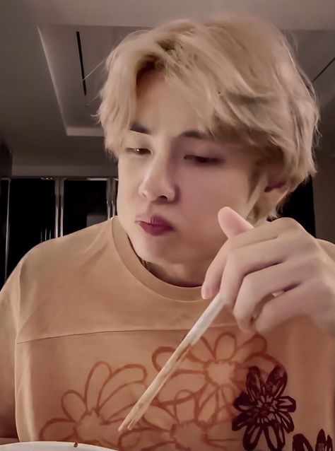 Taehyung Pouting, V Eating, Taehyung Eating, Taehyungs Hand, Cup Noodles, His Eyes, Kim Taehyung, Funny Pictures, Bts