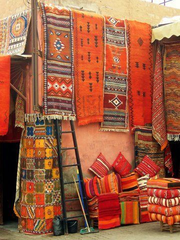 Arabic Market, Ambience Decor, Red Carpet Backdrop, Mountain Interiors, طابع بريدي, Textiles Artwork, Carpet Shops, Marrakech Morocco, Rug Art