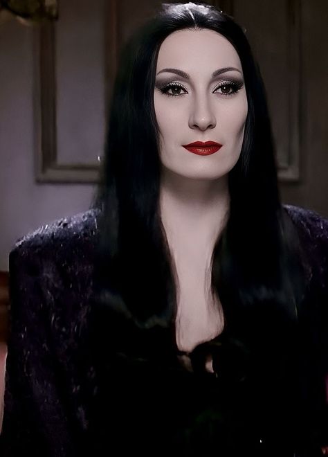 Morticia Addams Makeup, Morticia Addams Costume, Goth Prom, Afro Punk Fashion, Goth Princess, Gomez And Morticia, Halloween Movie Night, Morticia Addams, Adams Family