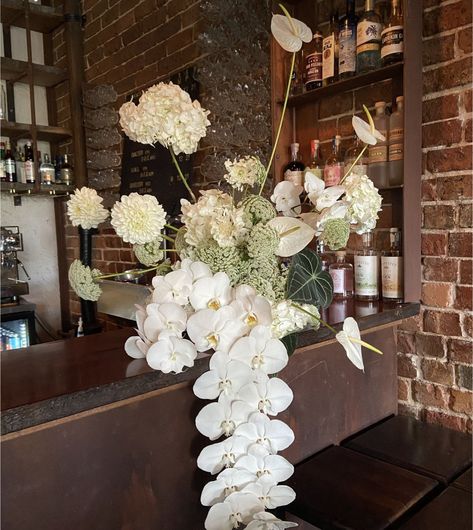 Modern Flower Arrangements Wedding, Bridal Table Arrangement, Bar Wedding Flowers, White Modern Wedding Flowers, White Rose Wedding Table, Hydrangea Wedding Decor, Organic Wedding Decor, Bridal Table Flowers, Bar Arrangement