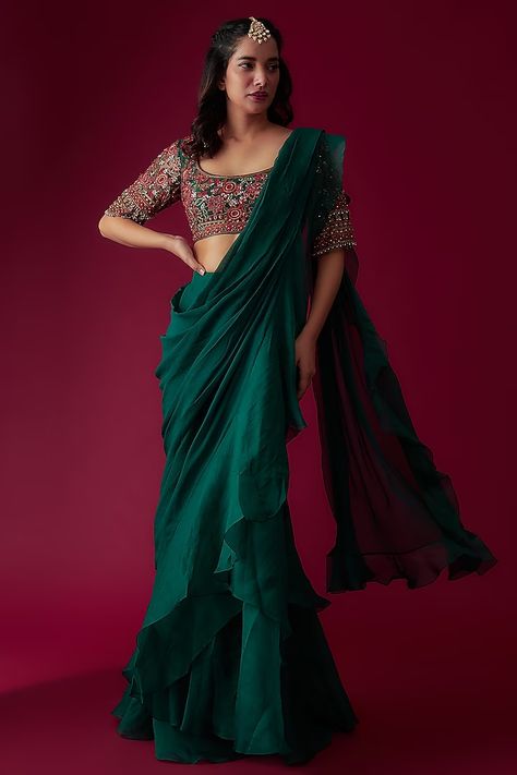 Green Chiffon Organza Draped Saree Set Design by Ridhi Mehra at Pernia's Pop Up Shop 2023 Dark Green Indian Outfit, Indian Outfits Simple, Green Indian Outfit, Fashion Course, Ridhi Mehra, Draped Saree, Fashion Courses, Fancy Sarees Party Wear, Drape Saree