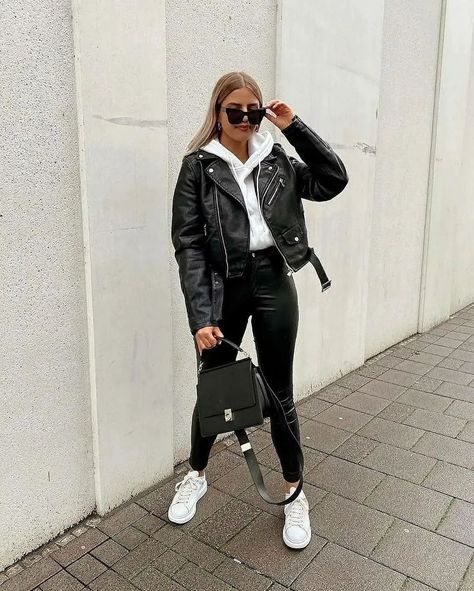 Streetwear has become such a trendy fashion aesthetic. Check out these cute streetwear outfit ideas Trousers Outfit Casual, Look Legging, Streetwear Outfit Ideas, Winter Fashion Outfits Casual, Cold Outfits, Looks Black, Causual Outfits, Looks Chic, Mode Inspo